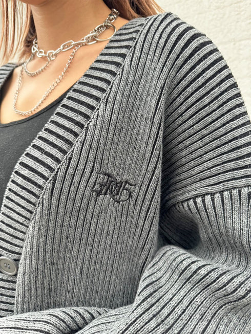 ロゴ刺繍ダメージニットカーディガン